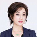 再加上120米的龙鲸号潜艇没有摄影棚能装得下，剧组只得在室外建造了一个18米水深的水池。